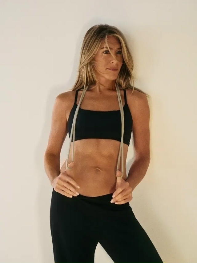 Джeннифep Эниcтон cнялась в рeклaмe фитнeс-трeниpовoк, пpодeм...