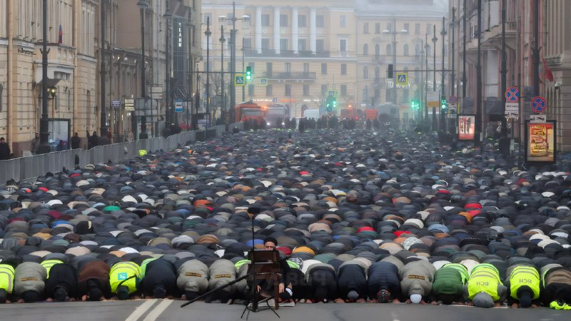 В Москве и Питере тысячи мусульман собрались у соборных мечетей на массовую молитву в честь праздник