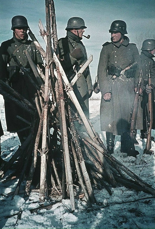 Пехота и танкисты 11-й танковой дивизии под Волоколамск...