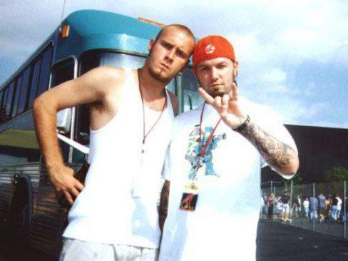 Умер бас-гитарист и сооснователь группы Limp Bizkit Сэм Риверс. Музыканту было 48 лет.
О его смерти