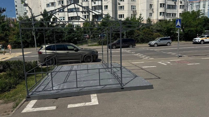 В Красногорске власти эвакуировали самокаты с парковки, которую сами разрешили, ради торгового ларьк