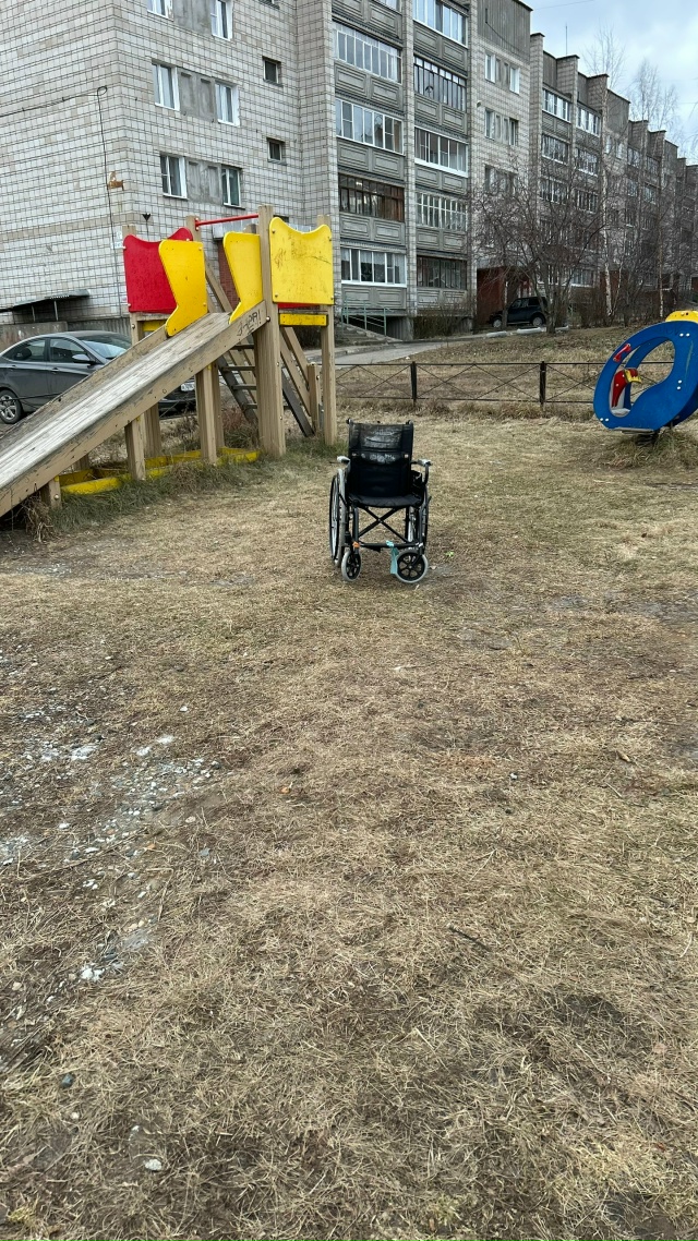 На детской площадке за загсом стоит коляска, может укр?...