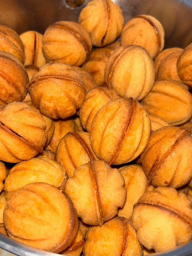 А вы любите орешки с вареной сгущенкой?
Когда вообще д?...