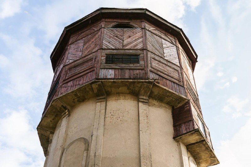 Ничего необычного, просто в Туле украли водонапорную башню из музея-усадьбы Поленова.
Башня пропала