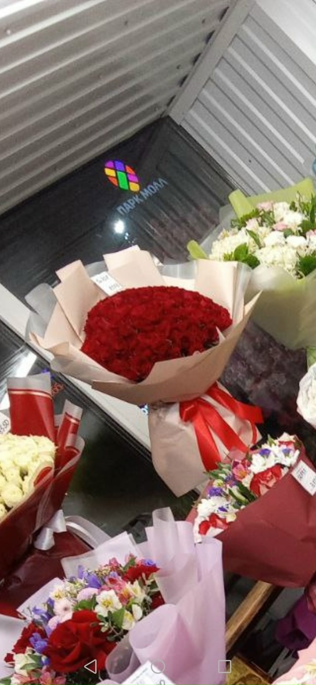 Добрый день. Молодой парень купивший букет из 101 розы в ...