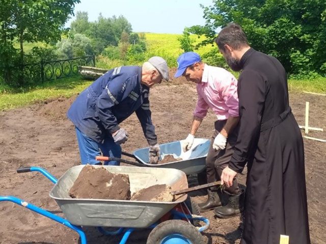 Сотрудники «Багратиона» высадили фруктовый сад у Нико...