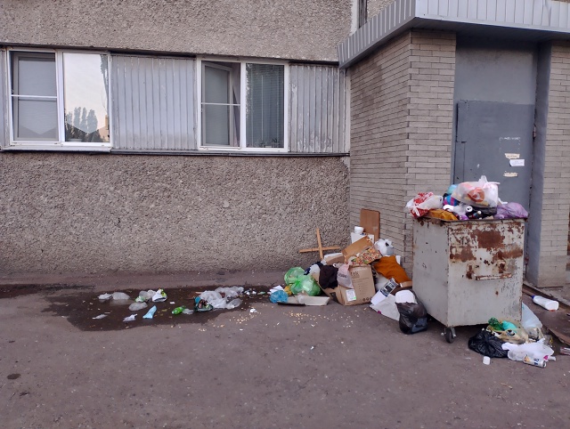 Уважаемая компания, выводите мусор по выходным дням. Н?...