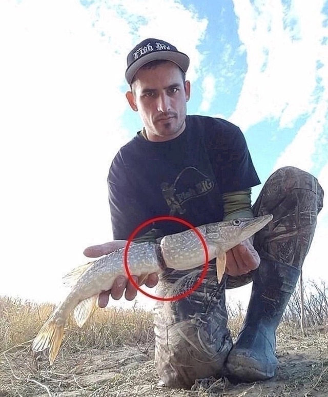 Мужчина на фото — опытный рыбак, который поймал необыч...