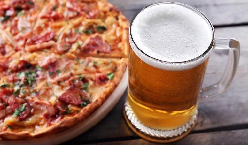 🍕 День пива и пиццы отмечается сегодня
Идеальный праздник для пятницы
