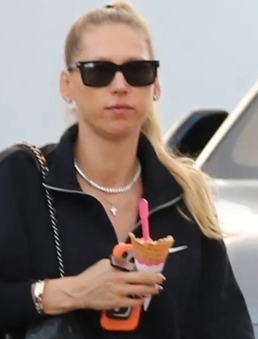 44-летняя Анна Курникова, которая ждёт четвёртого ребён...