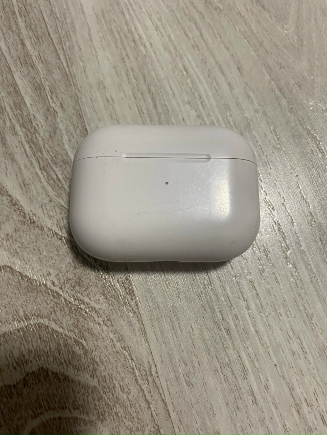 На ул. Гайдара в бору найден кейс ( бокс) зарядный для бе...