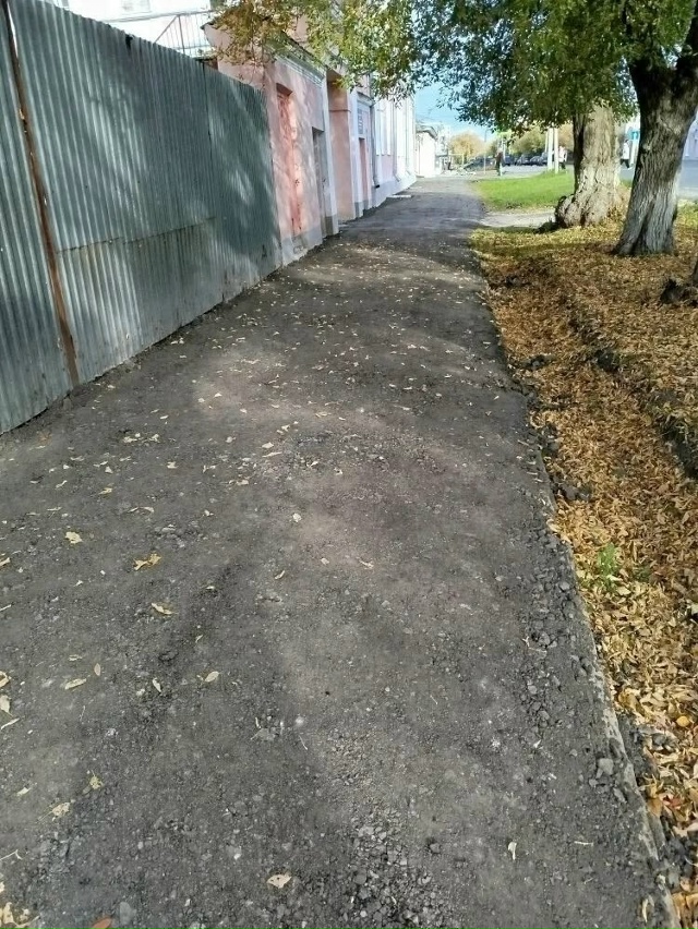 На ул. Ленина асфальт кладут на такую смесь - земля с не?...