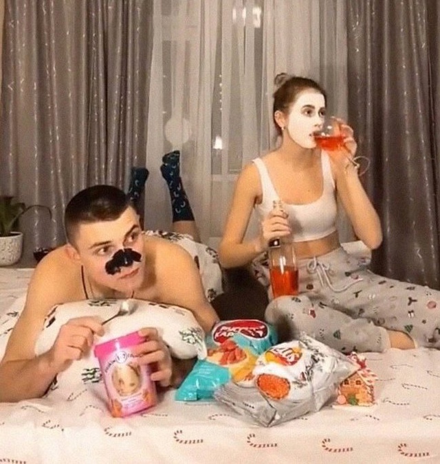 Вот чем на самом деле занимаются пары по вечерам😅