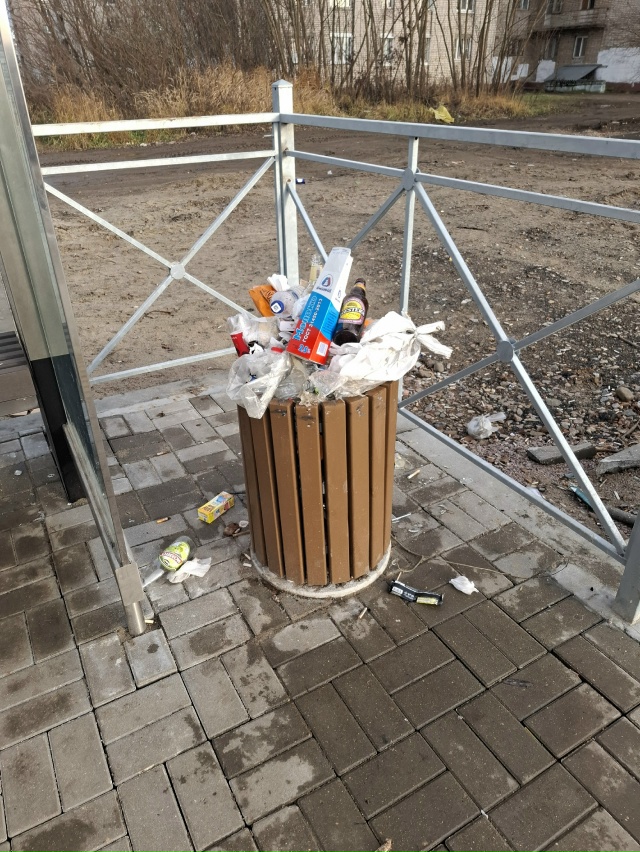 Вот такое безобразие на новых трамвайных остановках. ?...