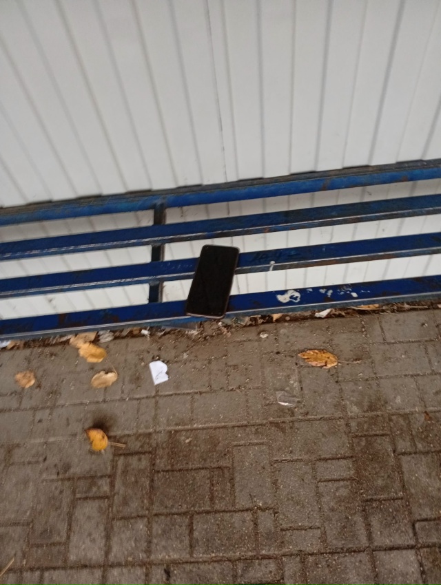 Лежит на остановке телефон чей-то хозяин приди забери ?...