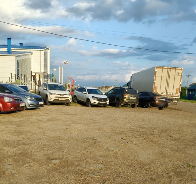 В больничном городке поток машин увеличился, видимо св...