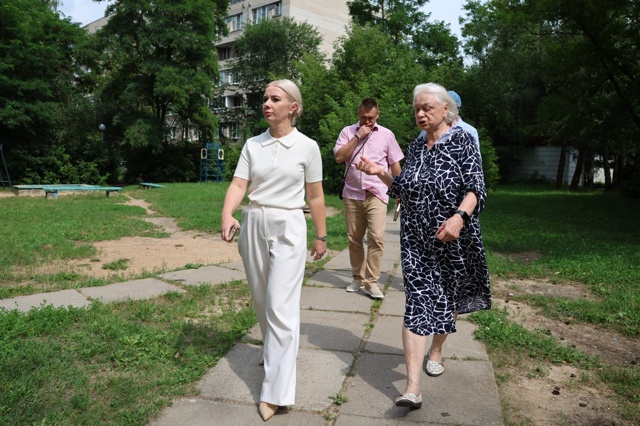 Сегодня Лебедева и Ко прогуливались по Молодежке.