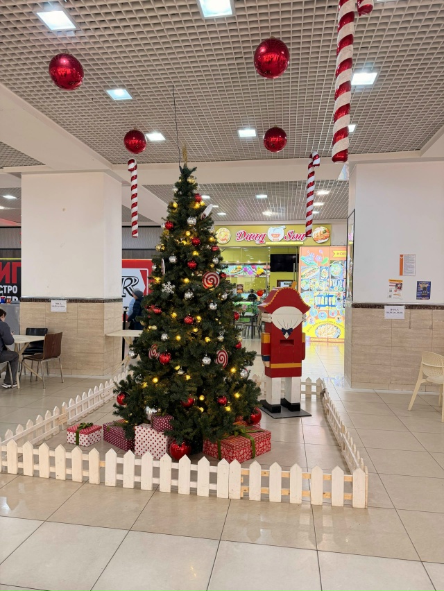 В торговом центре «Орех» уже поставили новогоднюю ёлк?...