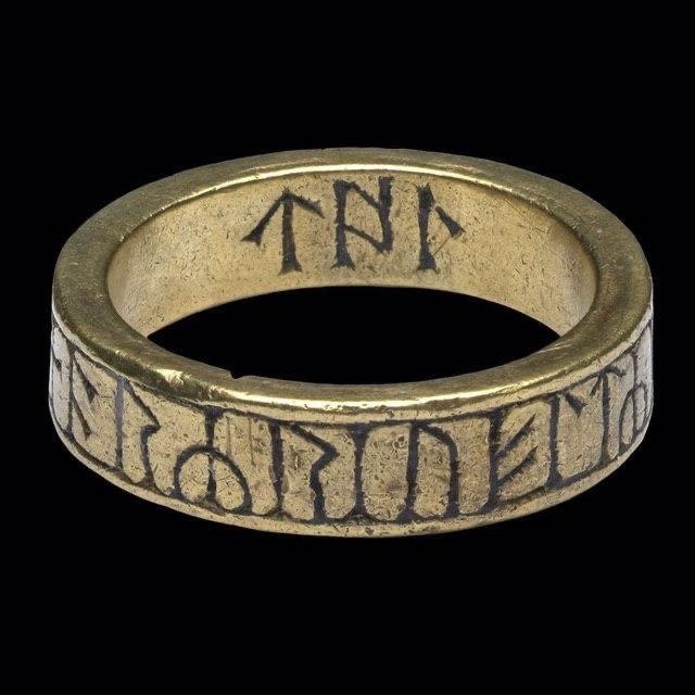 Золотoe кольцо с рунами, VIII-IX вв. Найдено в графстве Камб...