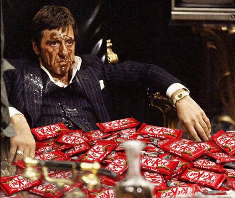 Смеюсь: москвич украл почти 100 (!) плиток шоколада из магазина в центре Москвы. Вора поймали — он п