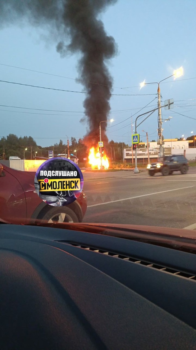 ‼Горит машина возле бывшего авторынка на повороте на ?...