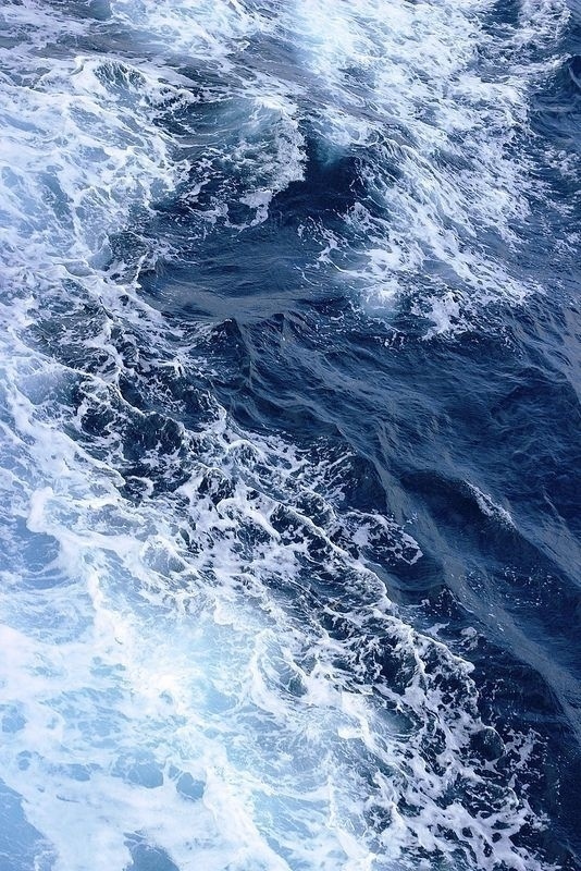 Синий - цвет спокойствия и силы одновременно...