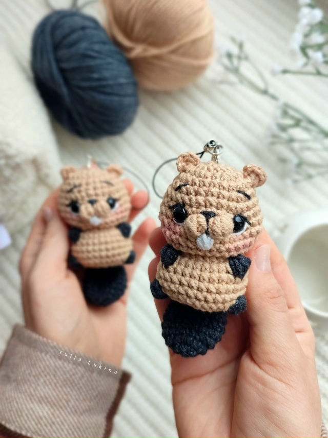 Не обошли стороной и меня трендовые бобры🦫
Связала с ?...