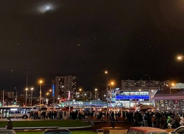 Огромная очередь на автобус у станции метро «Домодедо?...