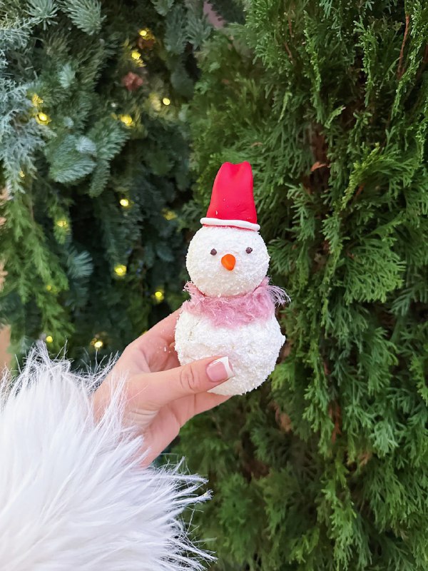 Божечки, OMG Coffee показали новогодние десерты — они появятся на витринах кофеен уже во вторник.
М