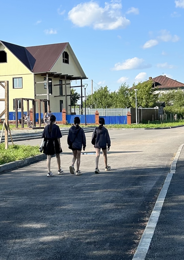 Родители, может узнаете своих детей. Девочки - близняшк...