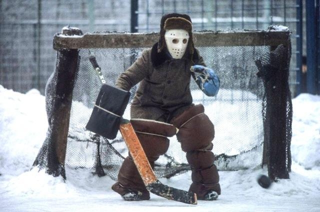 Зима 1982-го. Юный вратарь, раскинув руки, ждёт шайбу.
Име?...