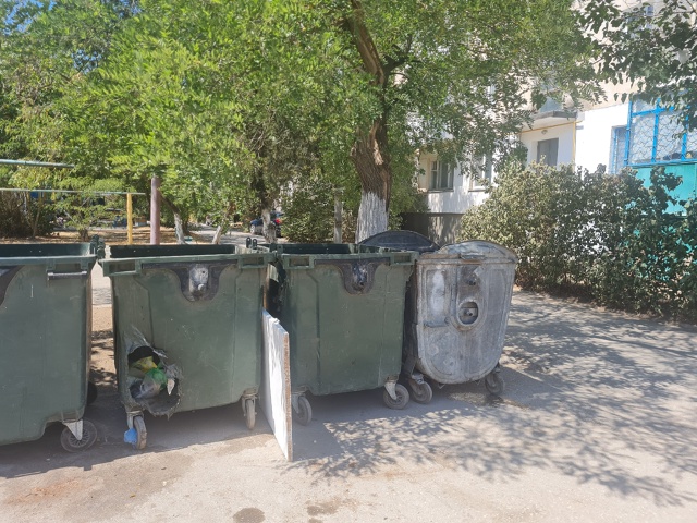 Кто-то может сказать,зачем переносить баки под подъезд...