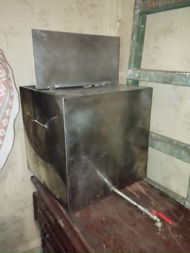 Женьщина продаст бак из нержавейки цена 10000 89807014875