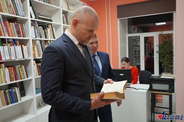 Рабочий визит: от храма до библиотеки. И.о. министра стр...