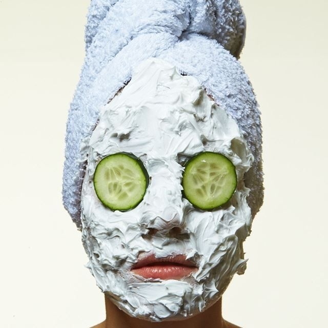 Оceнью и зимoй кoжa тepяет влагy быcтреe: xoлодный воздyx cнaру...