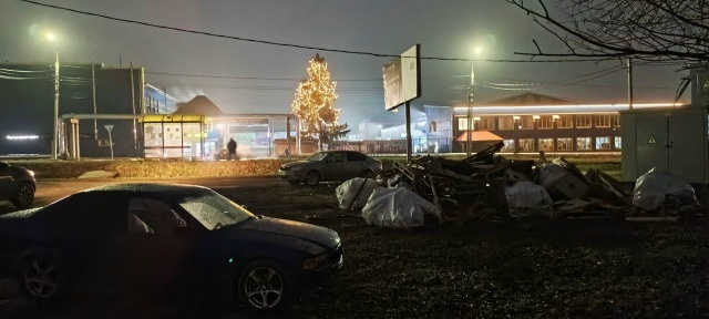 Не санкционированная свалка мусора и стоянка транспор...