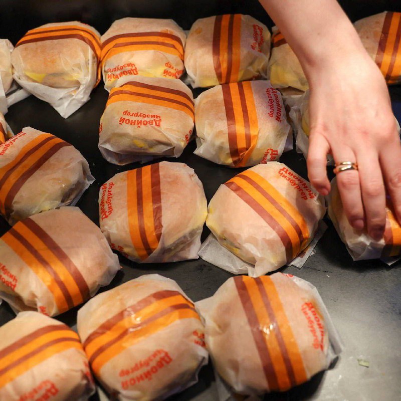 🍔 Голодный москвич заказал бургеров на 29 056₽ во «Вкусно — и точка» и поставил рекорд
Заказ был с