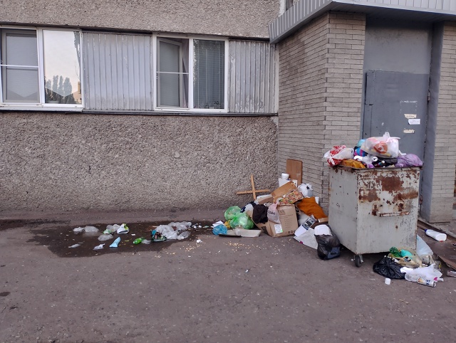 Уважаемая компания, выводите мусор по выходным дням. Н?...