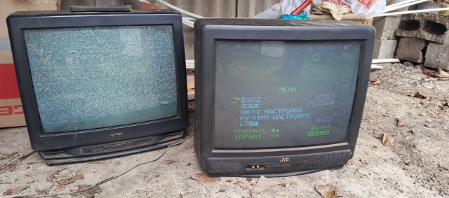 Отдам два телевизора, оба работают, пульт только от одн...