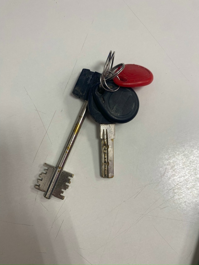 Найдены ключи у дома Свердлова 113
Ключи находятся на пу...