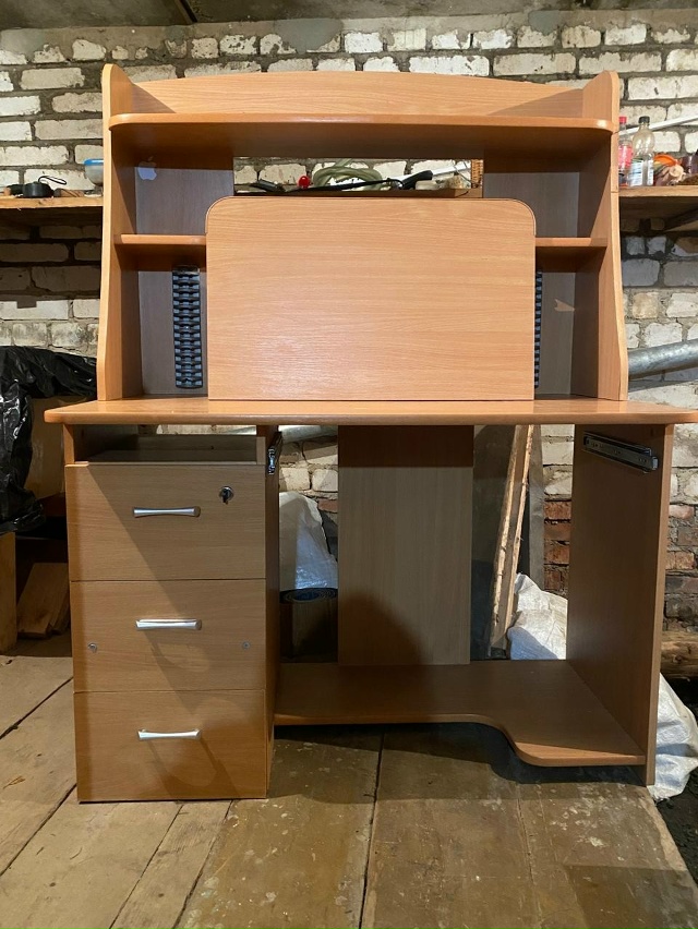 Отдам даром компьютерный стол. Самовывоз