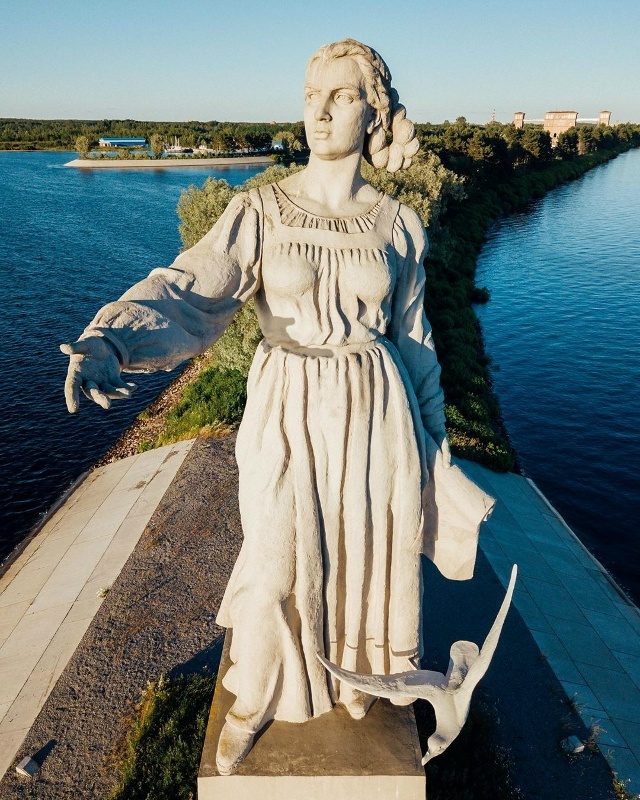 Монумент располагается на песчаной косе Рыбинской ГЭС...