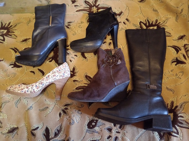 Отдам бесплатно обувь. Р-р 36. Длинные сапоги новые, нату...