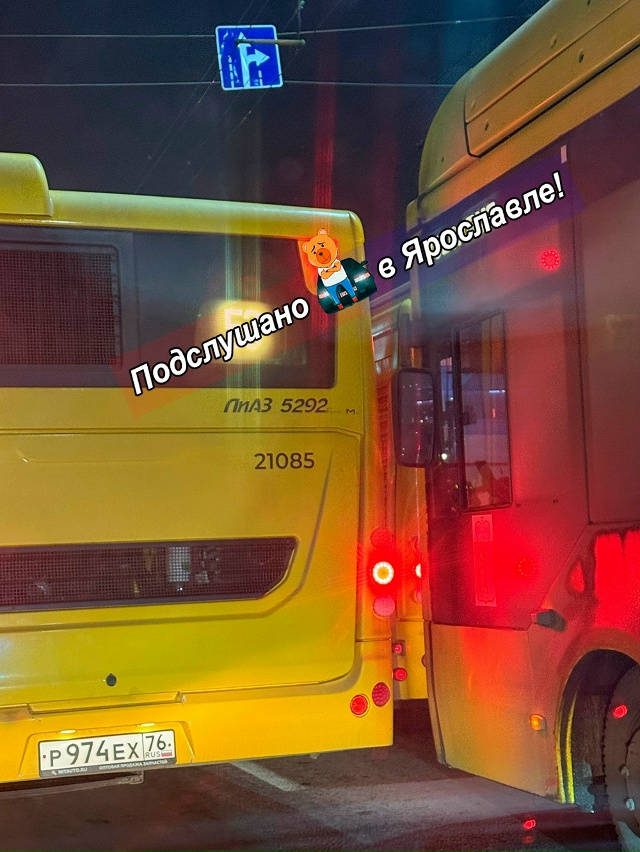 Трое желтых в одном ДТП.
А где соблюдение дистанции?