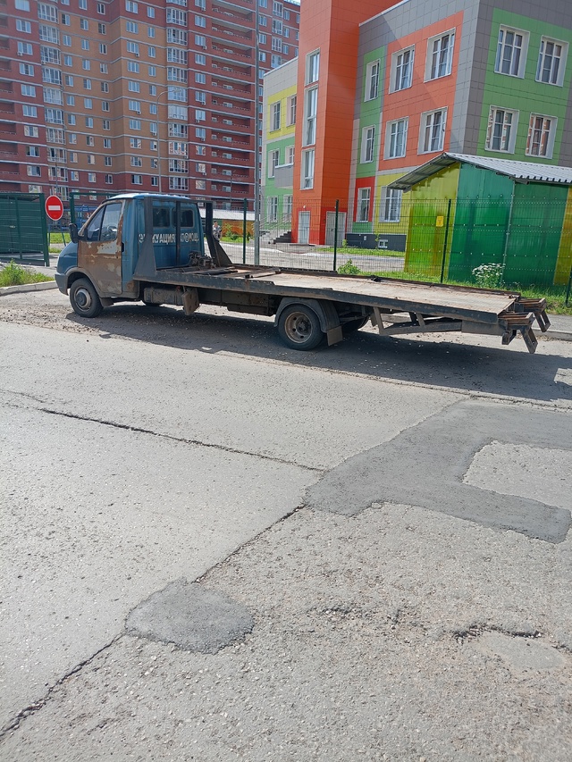 Данный эвакуатор просто врос в асфальт. Перекрыл всю п?...