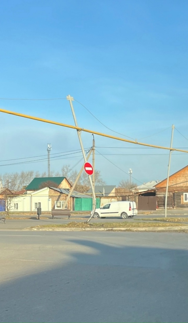 Свердлова Красноармейская, кто-то заехал в столб