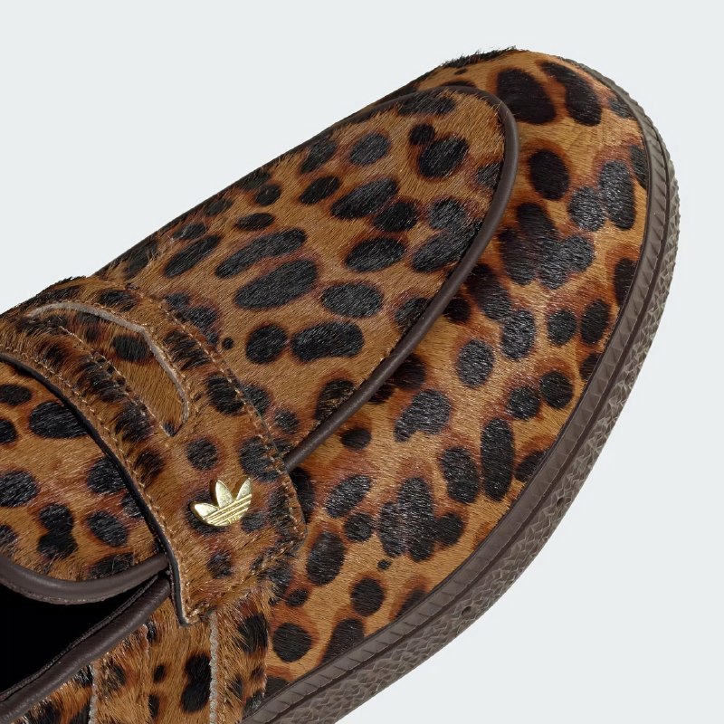 Adidas представил леопардовую версию лоферов Handball Spezial Loafer для любителей тяжёлого люкса
М