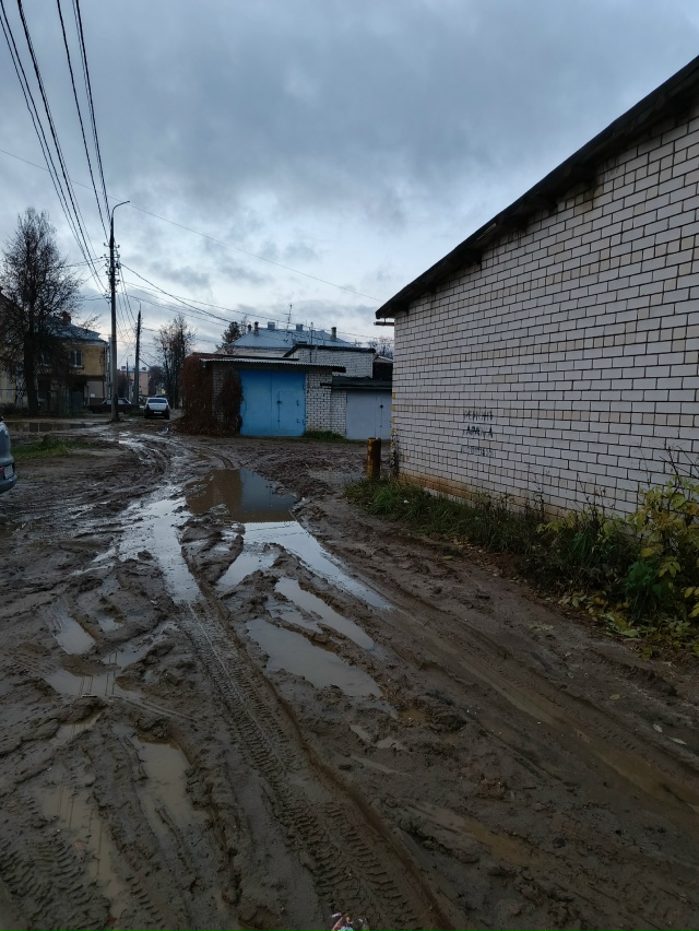 ❗ У дома 56 по улице Грибоедова
Скоро провалится дорог?...