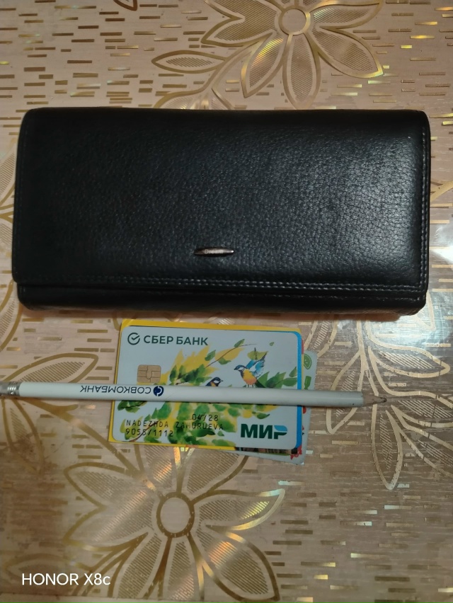 Найден кошелёк у мусорки нового дома по Работниц, ждёт ...