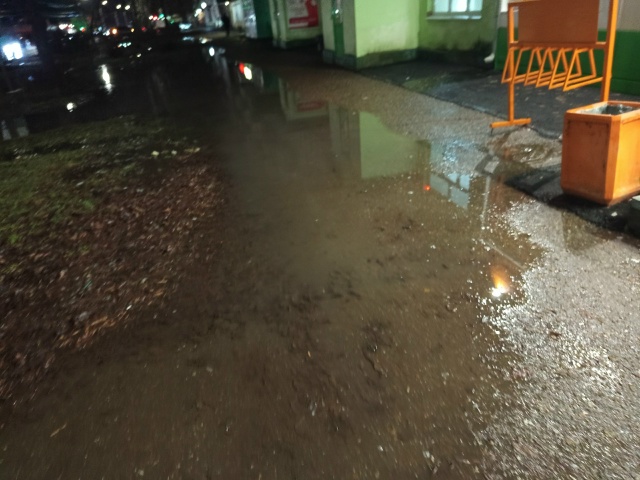 180 квартал, возле магазина магнит, тратуар под водой и н...